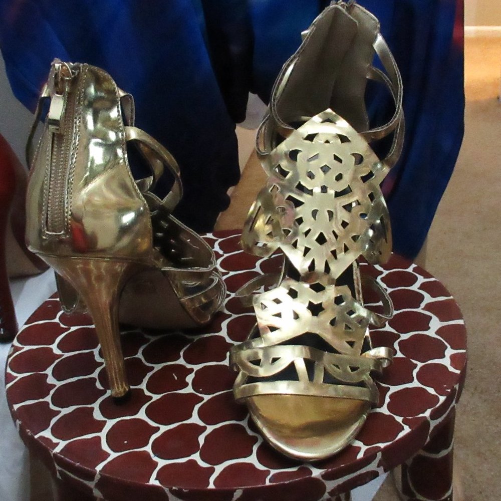 Chelsea & Zoe Gold Size 7.5